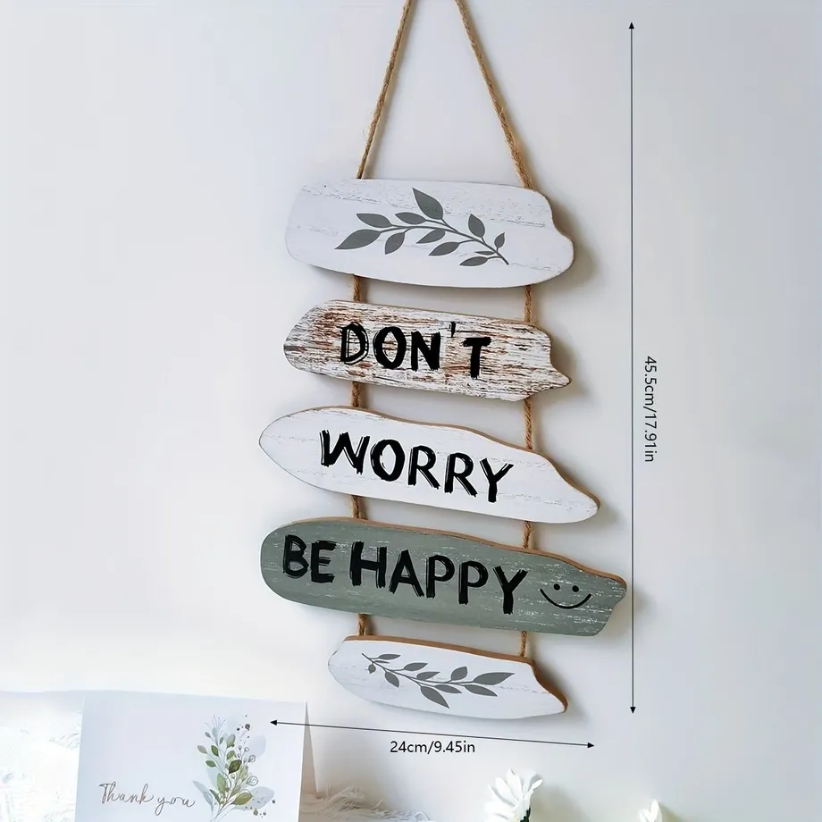 Motivující dřevěný nápis "Don't worry, be happy"