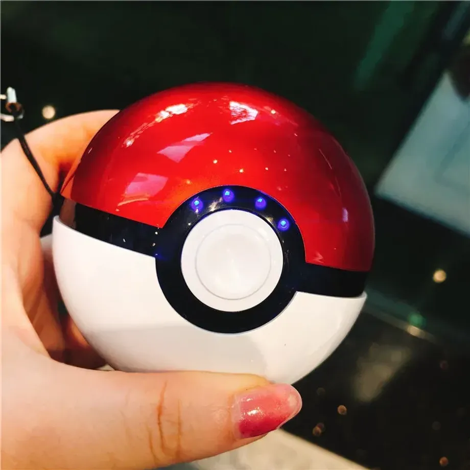 Stylová powerbanka v provedení kulatého Pokéball z pohádek Pokémon