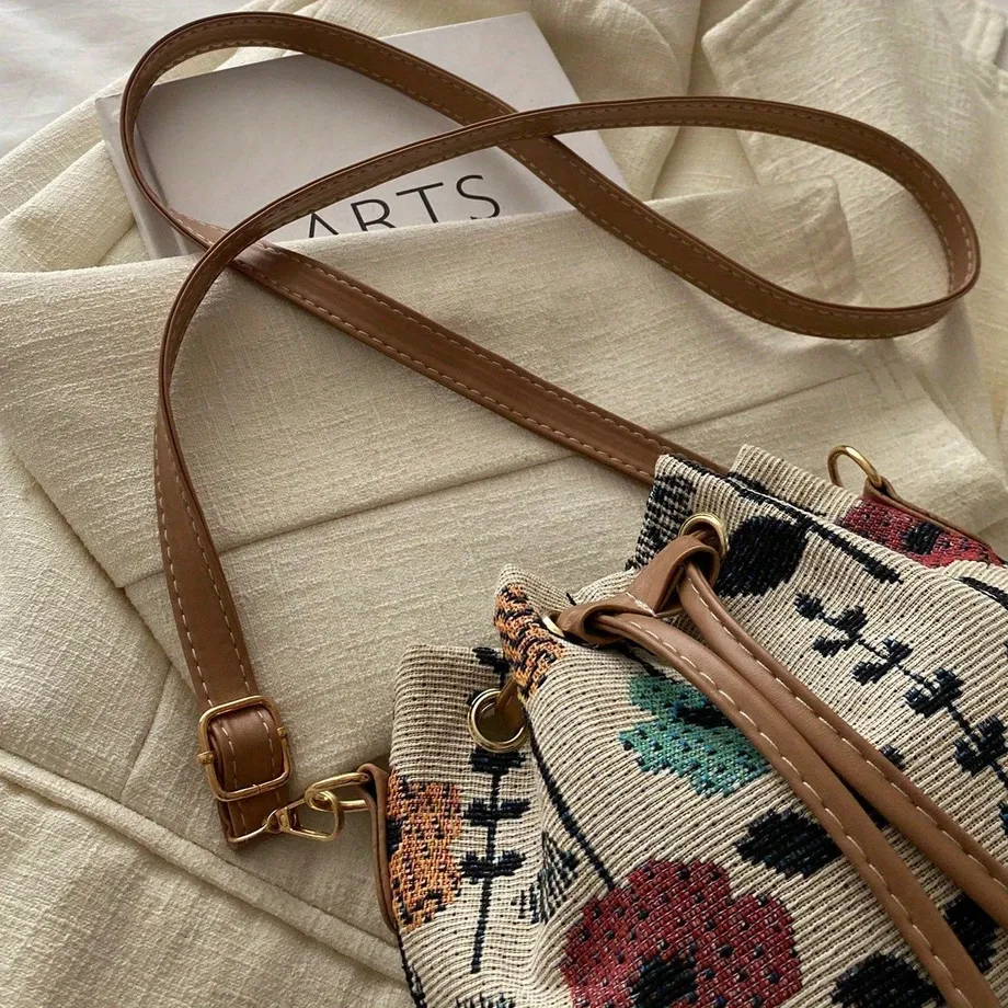 Elegantní mini crossbody kabelka s květinovým motivem