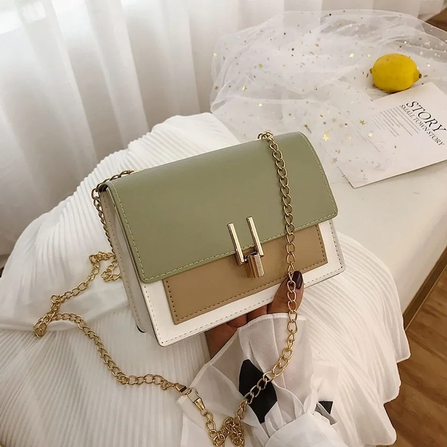 Malá kožená crossbody kabelka se zlatým řetízkem