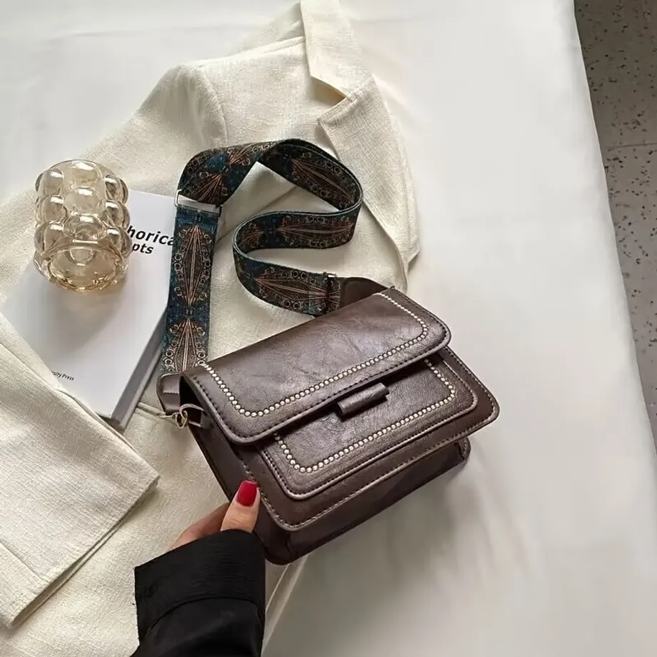 Nádherná vintage crossbody kabelka se čtvercovým tvarem a retro PU klopou - ideální na rameno