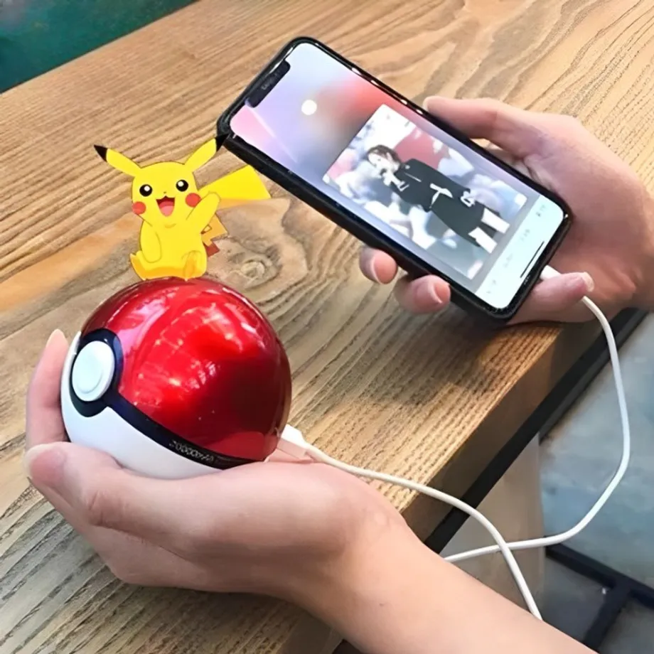 Stylová powerbanka v provedení kulatého Pokéball z pohádek Pokémon