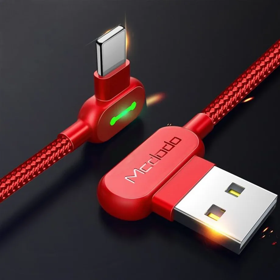 Lomený rychlonabíjecí Lightning USB kabel na iPhone