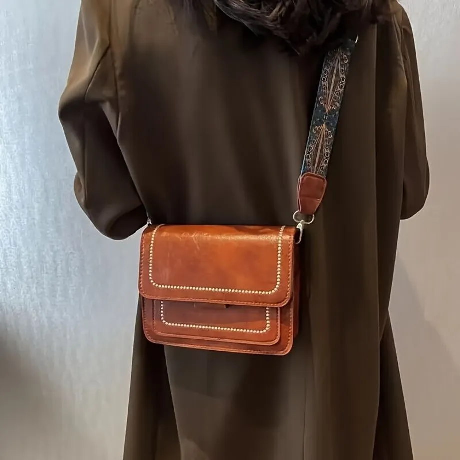 Nádherná vintage crossbody kabelka se čtvercovým tvarem a retro PU klopou - ideální na rameno