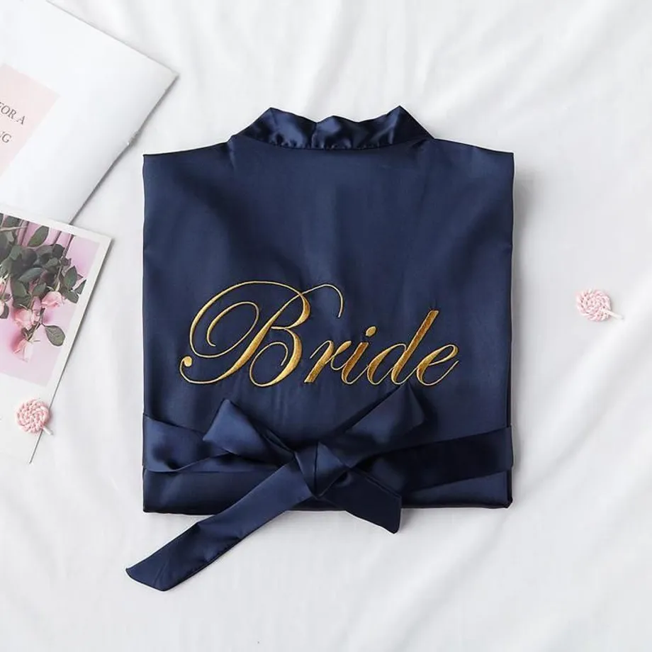 Jednoduchý saténový župan s nápisy Bride a Bridesmaid