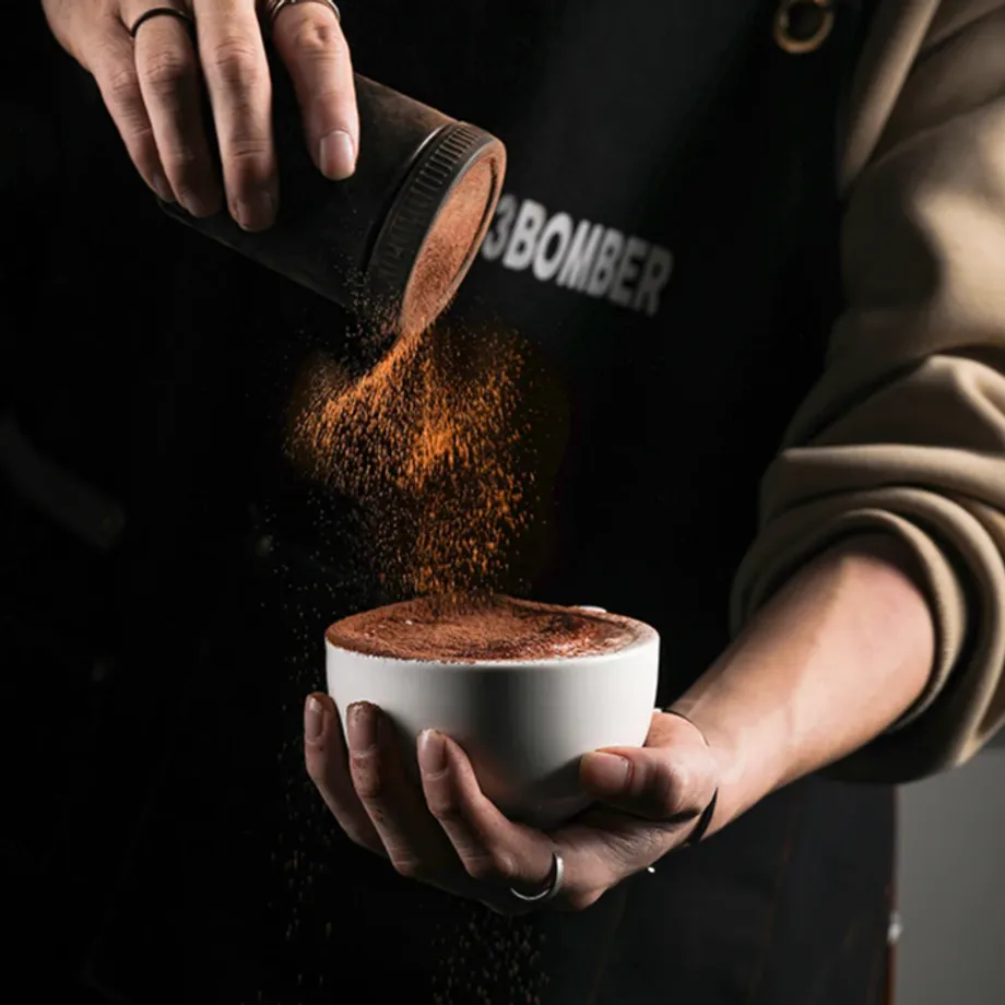 Jemný sítkový shaker na espresso a cukr s víkem pro dokonalou konzistenci a latte art