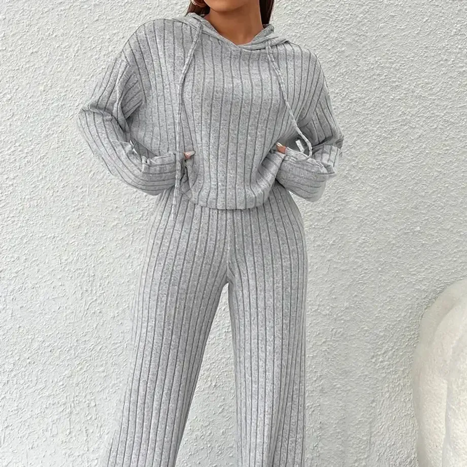 Dámský loungewear set s volným střihem a kapucí, jednobarevný, pro plnoštíhlé postavy - Měkký a pohodlný