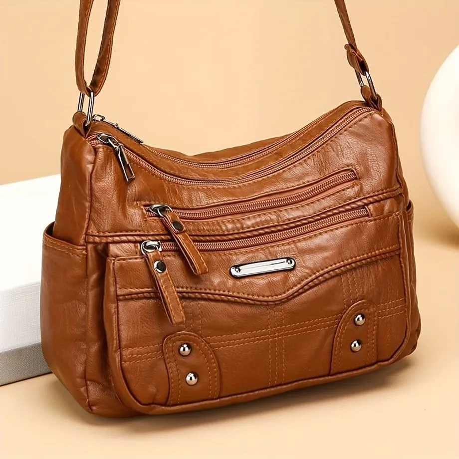 Módní crossbody kabelka s nýty, z měkké umělé kůže, s několika oddíly