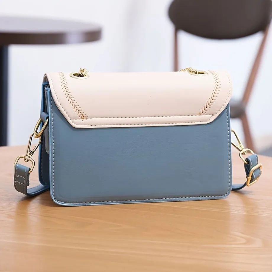 Čtvercová kabelka s detailem výšivky, stylová crossbody kabelka zdobená řetízkem a taštičkou