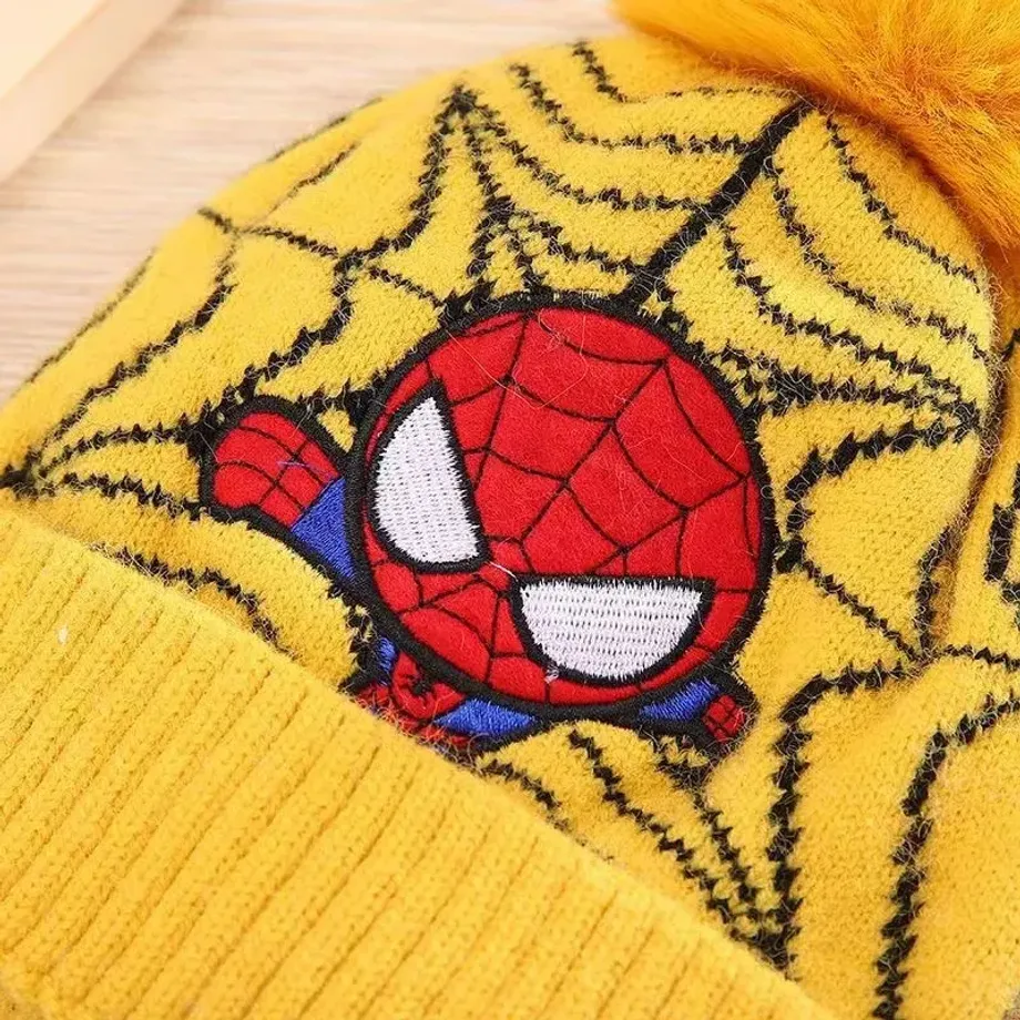 Dětská čepice s bambulkou a nášivkou Spider-man