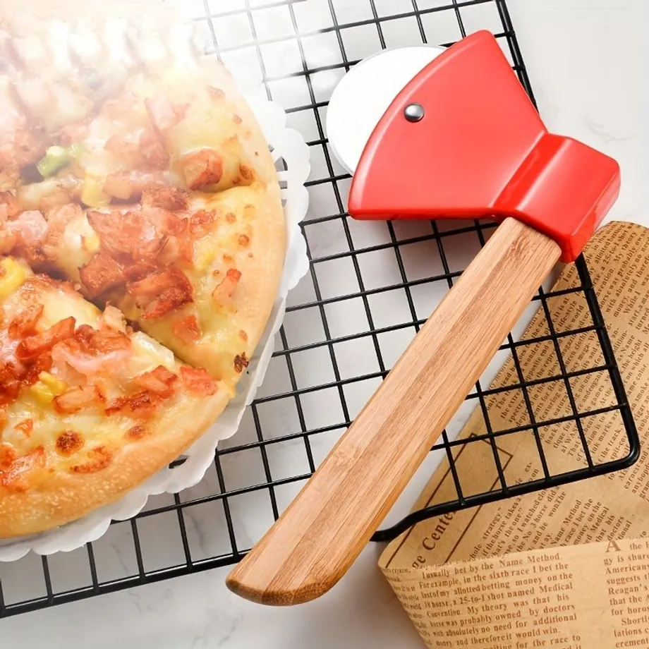 Nerezový pizza nůž s bambusovou rukojetí