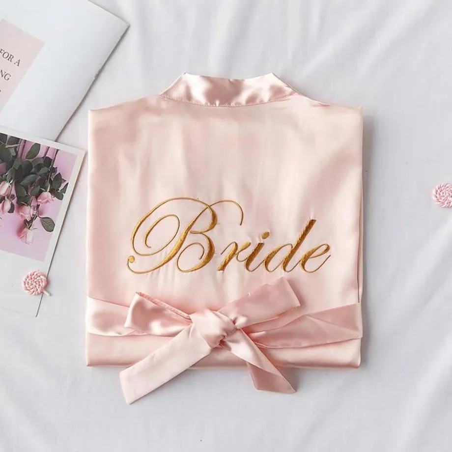 Jednoduchý saténový župan s nápisy Bride a Bridesmaid