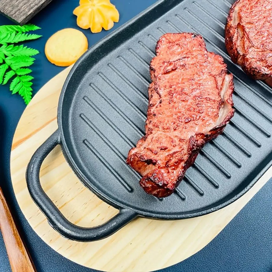 Oválná litinová pánev s grilovacími rýhami, dřevěným podstavcem, vhodná na gril, steak, slaninu - nepřilnavá