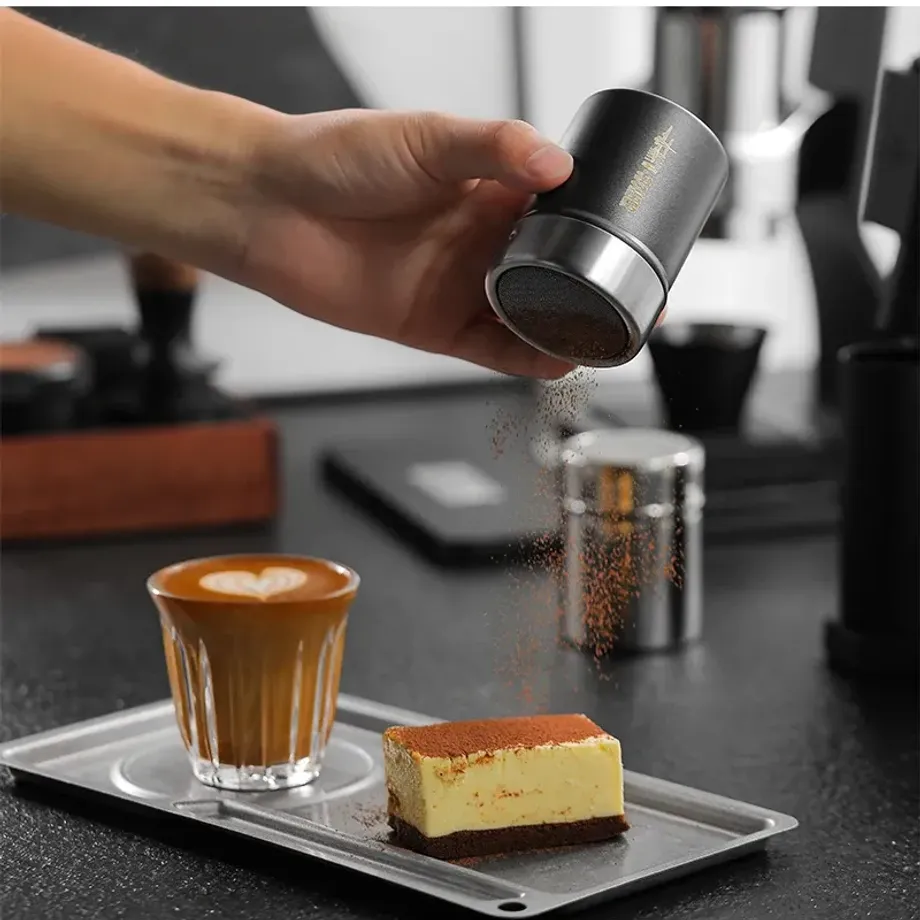 Univerzální kovový shaker na espresso a cukr s jemným sítkem pro perfektní rozprašování