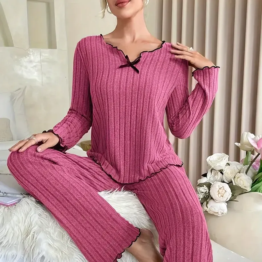 Dámský loungewear set - jednobarevný žebrovaný úplet, vrchní díl s dlouhým rukávem a lemovacími volánky, kalhoty s elastickým pasem