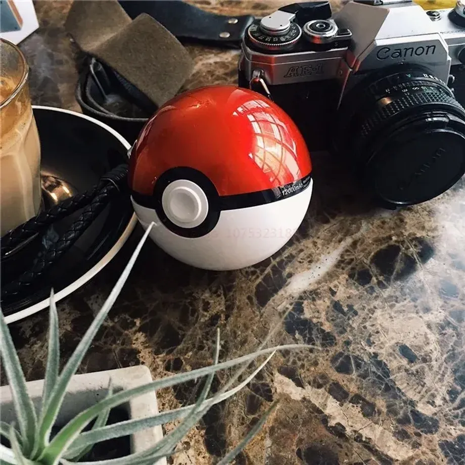 Stylová powerbanka v provedení kulatého Pokéball z pohádek Pokémon