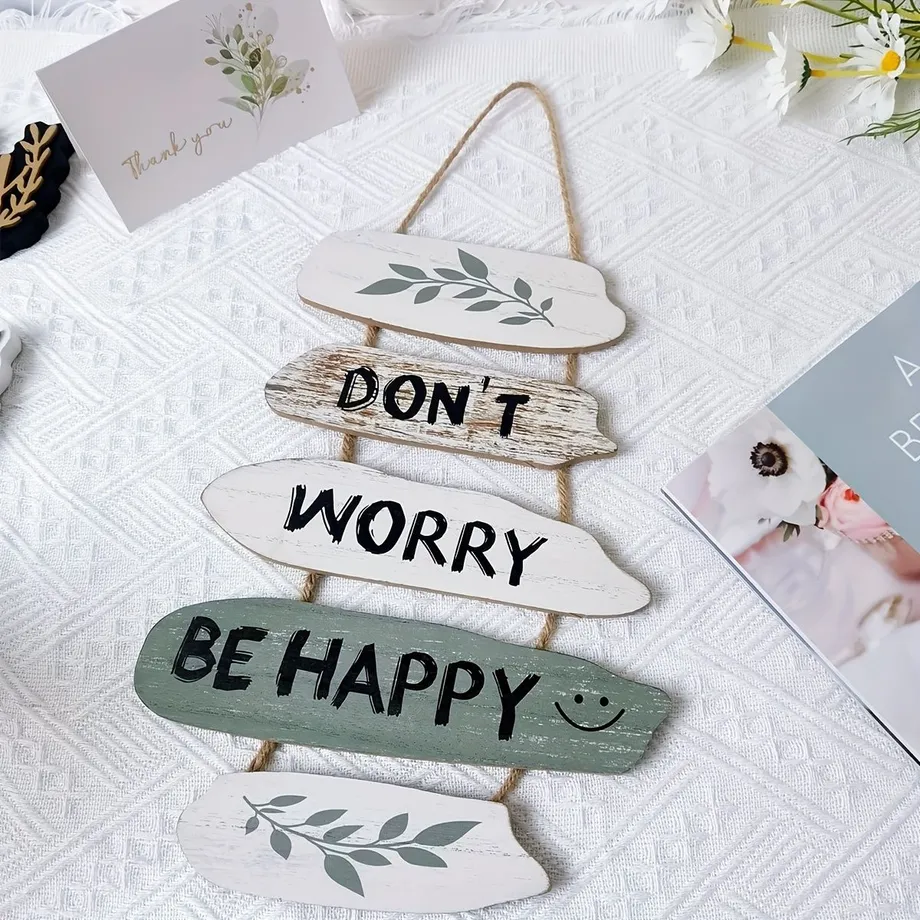 Motivující dřevěný nápis "Don't worry, be happy"