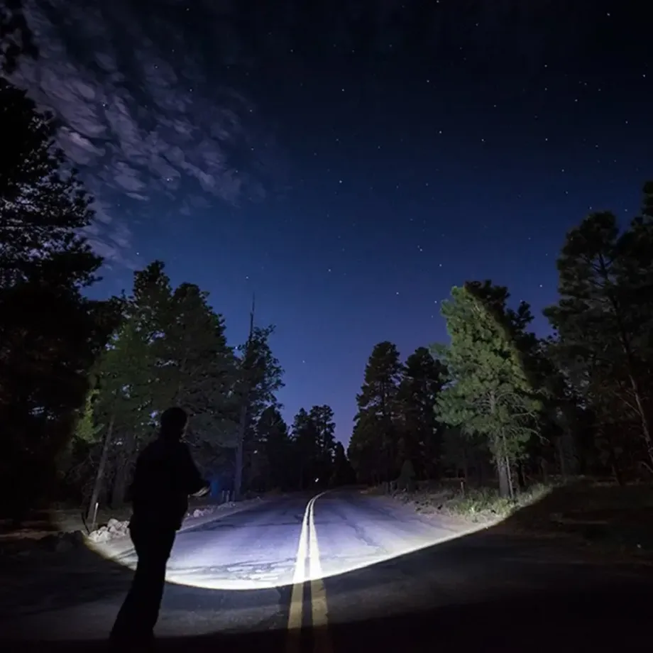 Výkonná LED svítilna pro kempování s 5 režimy svícení a zoomem