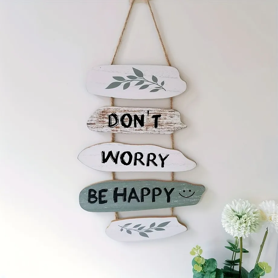 Motivující dřevěný nápis "Don't worry, be happy"