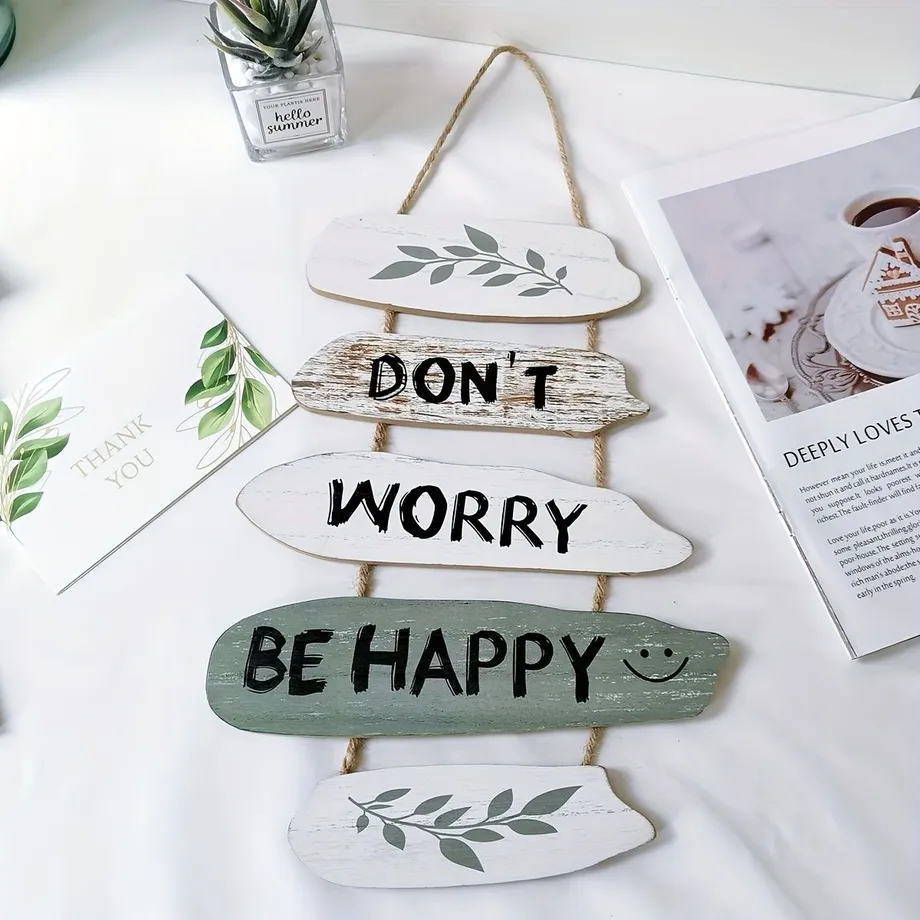 Motivující dřevěný nápis "Don't worry, be happy"