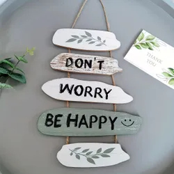 Motivující dřevěný nápis "Don't worry, be happy"