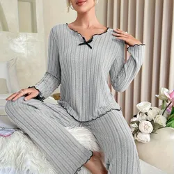 Dámský loungewear set - jednobarevný žebrovaný úplet, vrchní díl s dlouhým rukávem a lemovacími volánky, kalhoty s elastickým pasem